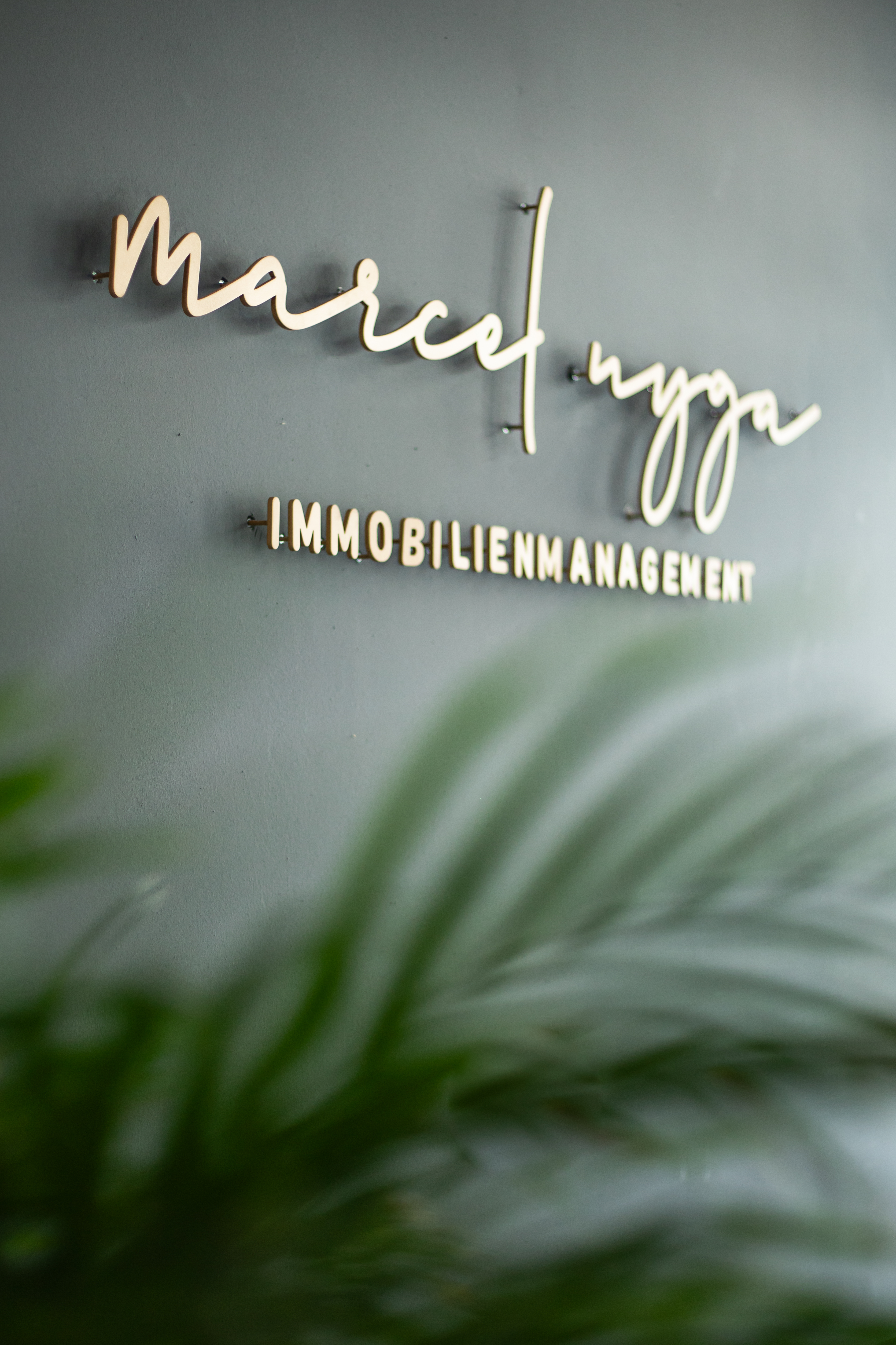 Schriftzug Marcel Nyga Immobilienmanagement im Büro